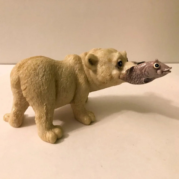 Little Paws Malcolm  Polar Bear With Fish Resin Figurine Statue Arora - Picture 3 of 15